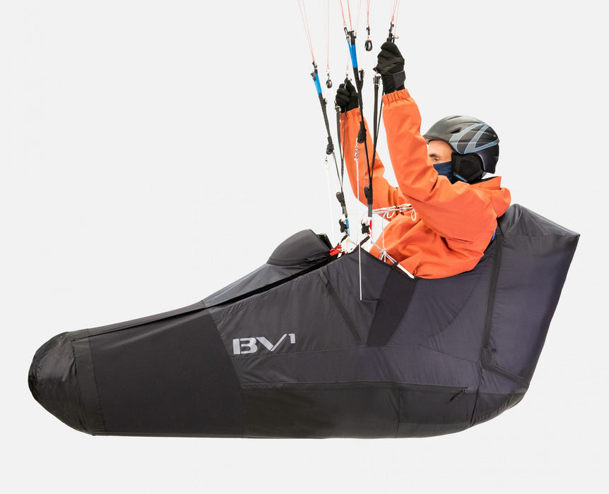 The BV1’s support structure is reinforced with nitinol rods in the back, and carbon rods under the seat, for a relaxed recline and quick & easy transition to landing position for technical top landings. Its wide leg straps are integrated with a comfortable and secure feeling bucket seat, and both leg straps open for easy gear-up.